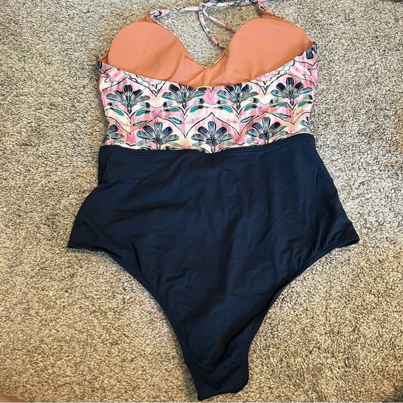 O’Neill one piece swimsuit - Picture 7 of 10